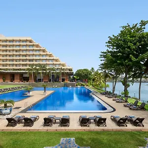 Cinnamon Lakeside Hotell